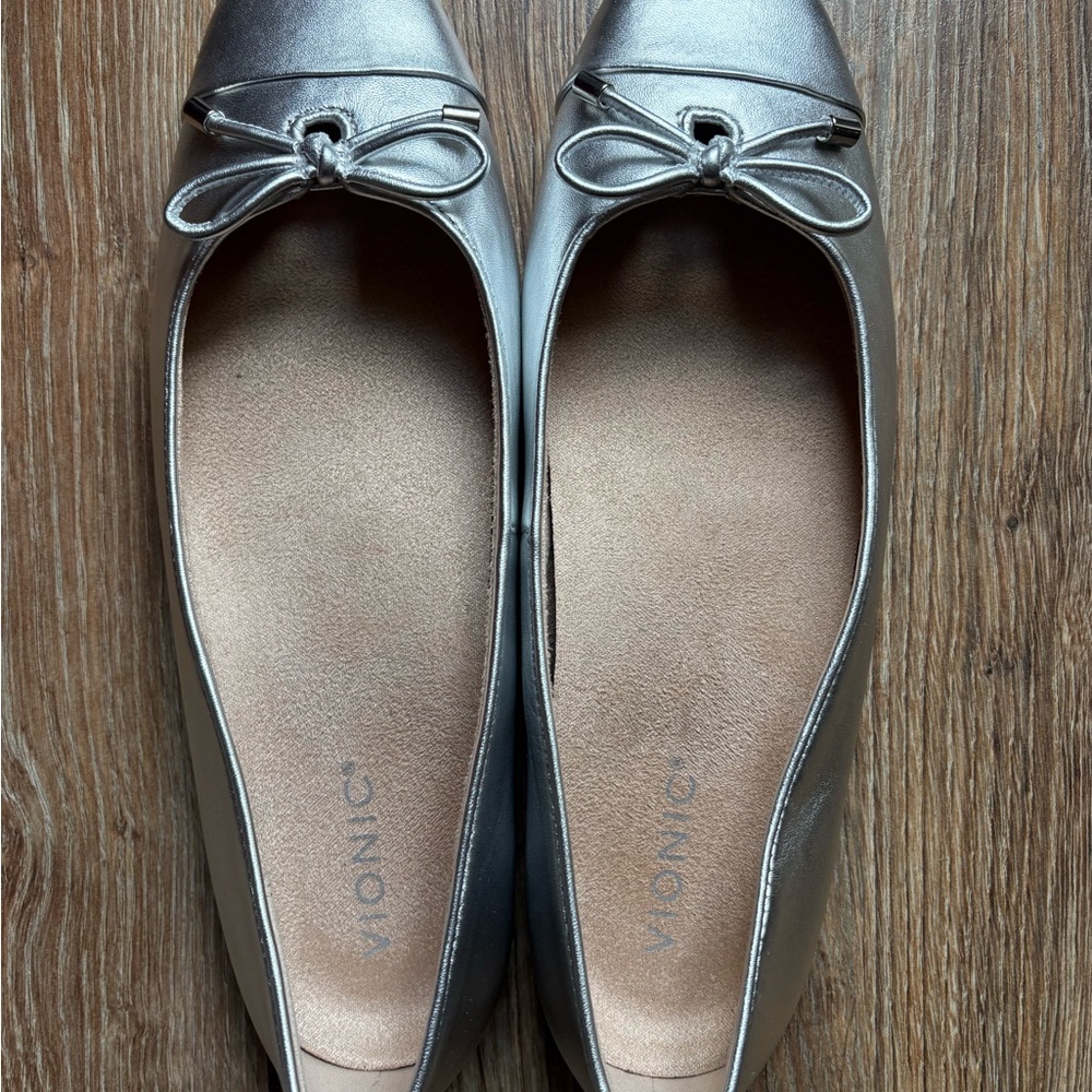 Vionic Women's Silver Ballet Flats